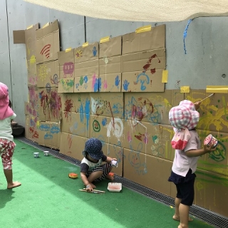 今月のひとコマ（５月はシャボン玉！！絵具あそび！！）